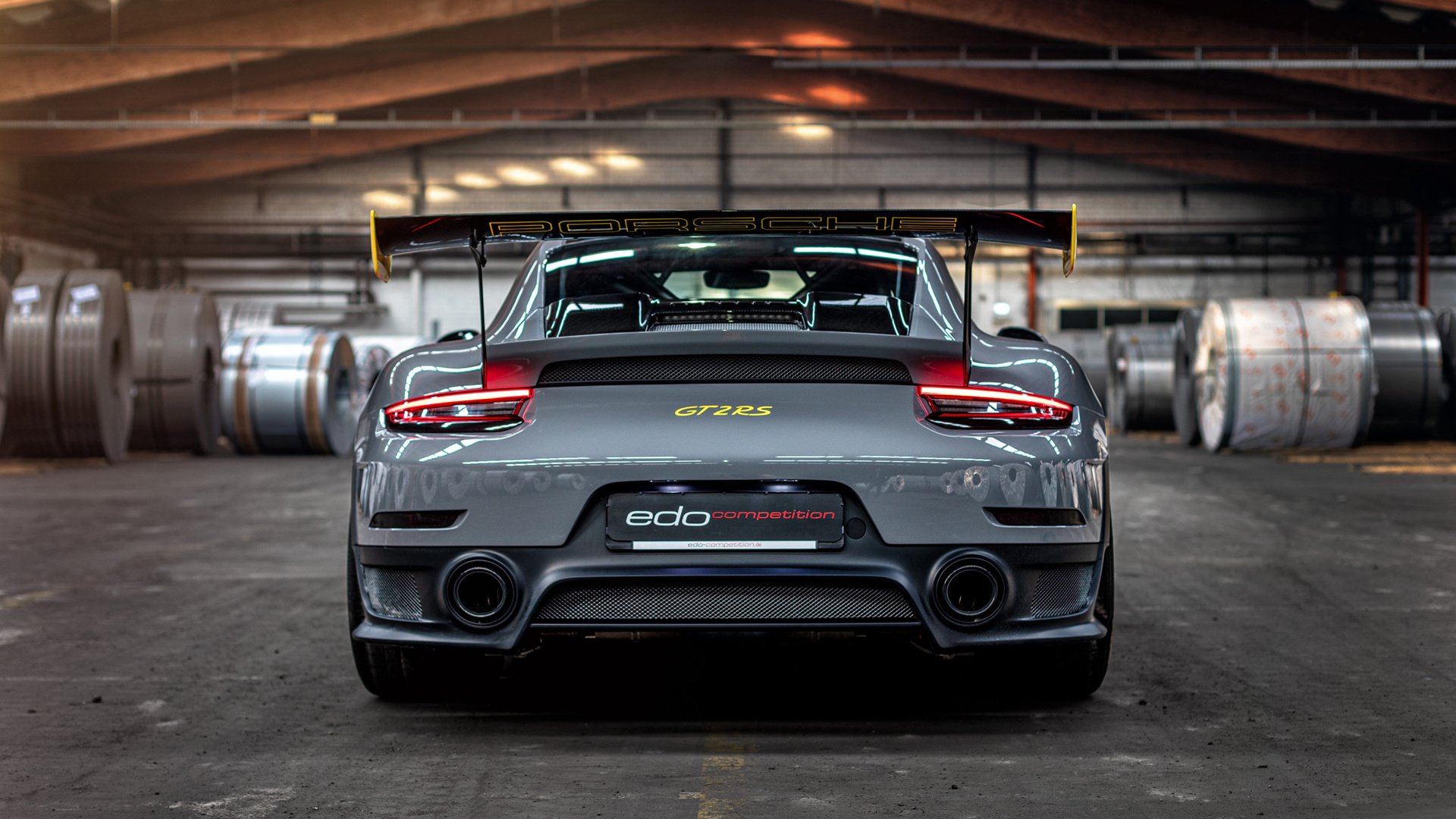 男子中长距离稳步前行，中长距离跑的动作要领