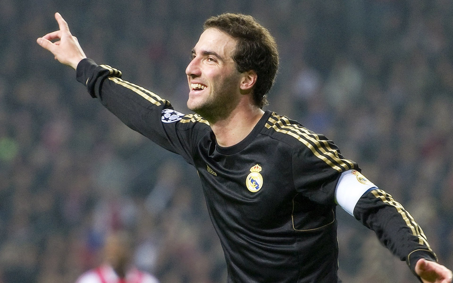 -火箭三分线外手感火热连续命中关键球，火箭连续三分不中